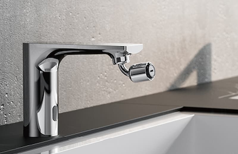 Public faucet with dual mode aerator